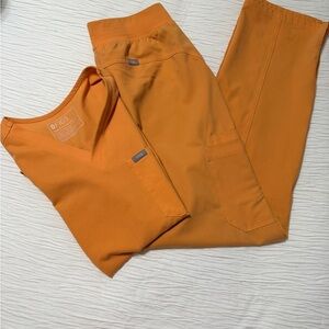 Figs Shaka Orange Scrub Set